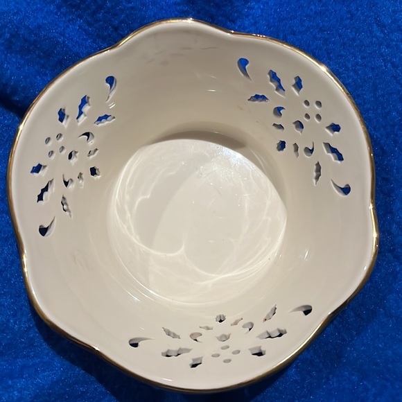 NWT Lenox Small Pierced Bowl with Holly Leaves & Berries Holiday Dimension - Picture 7 of 12